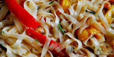 рисовая лапша с креветками и овощами