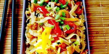 рисовая лапша с креветками и овощами