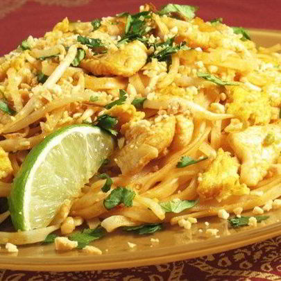 Рисовая лапша с куриным филе и кабачками в арахисовом соусе