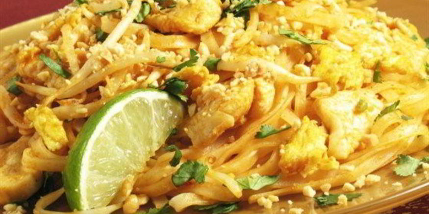 Рецепт рисовой лапши с куриным филе и кабачками в арахисовом соусе