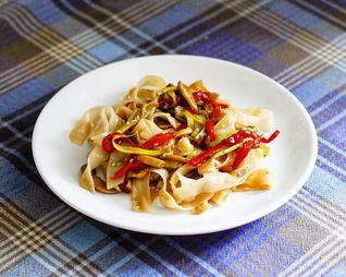 Рисовая лапша с сладким перцем и кабачками по-азиатски