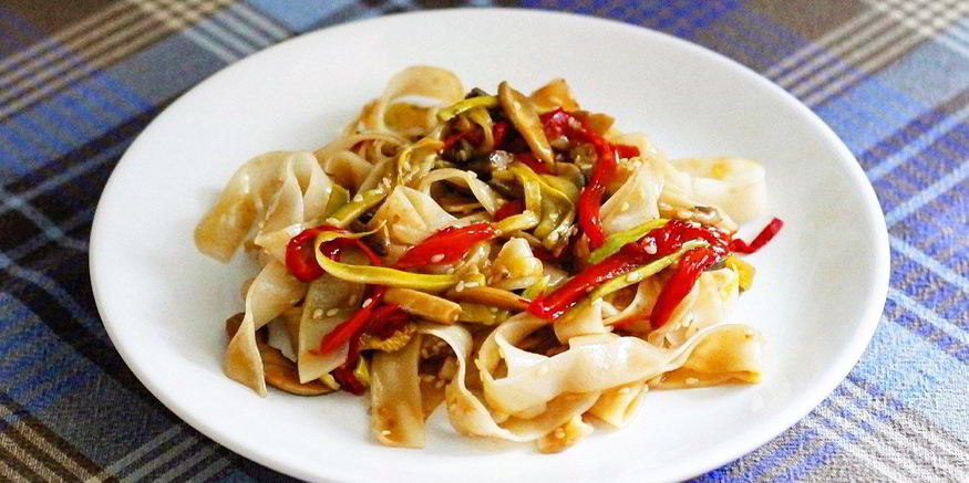 Рецепт рисовой лапши с сладким перцем и кабачками по-азиатски