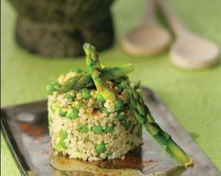 Ризотто из булгура со спаржей, зеленым горошком и сыром гравьера