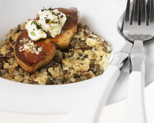 Ризотто из чечевицы, перловки, гречки и дикого риса с фуа-гра и козьим сыром