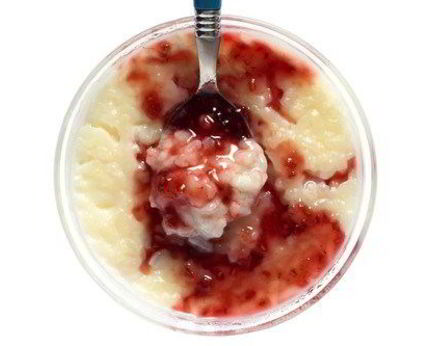 Ризотто с кокосовым молоко, печеными сливами и красной смородиной