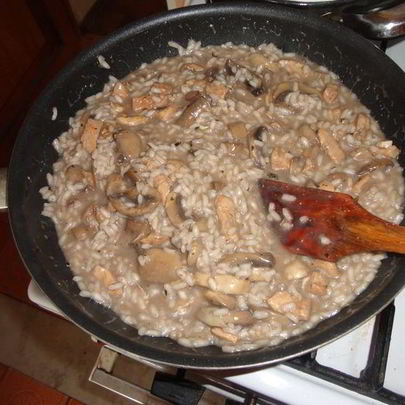 Ризотто с курицей и грибами в красном вине