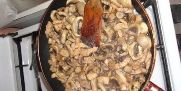 ризотто с курицей и грибами в красном вине