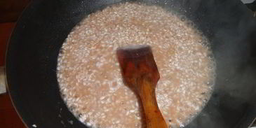 ризотто с курицей и грибами в красном вине