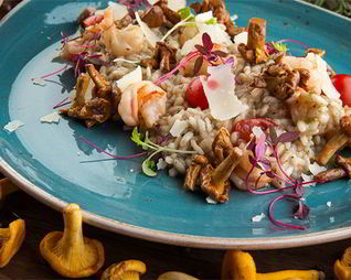 Ризотто с лисичками и креветками в трюфельном соусе