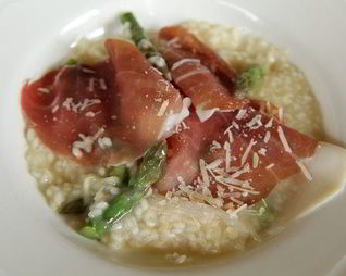 Ризотто со спаржей и пармской ветчиной