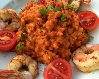 Томатное ризотто с креветками и помидорами черри