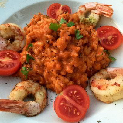 Томатное ризотто с креветками и помидорами черри