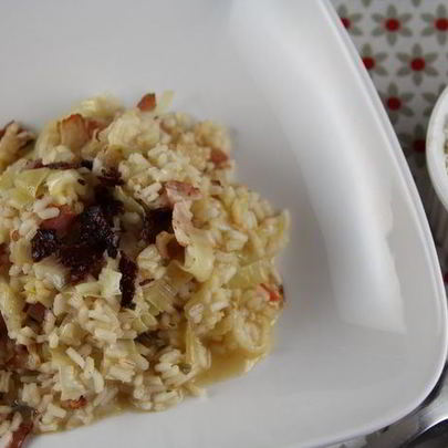 Запеченное в духовке ризотто с луком-пореем и панчеттой