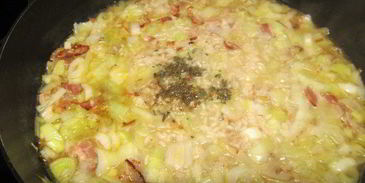 запеченное в духовке ризотто с луком-пореем и панчеттой