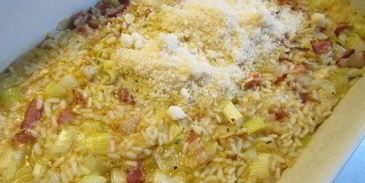 запеченное в духовке ризотто с луком-пореем и панчеттой