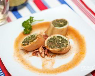 Кальмары, фаршированные шпинатом