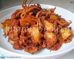 Кальмары с помидорами и молодой картошкой