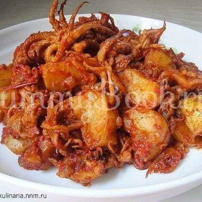 Кальмары с помидорами и молодой картошкой