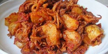 кальмары с помидорами и молодой картошкой