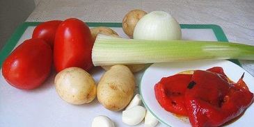 кальмары с помидорами и молодой картошкой