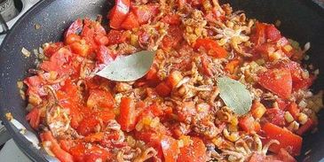 кальмары с помидорами и молодой картошкой