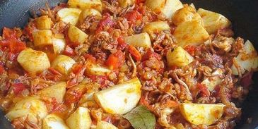 кальмары с помидорами и молодой картошкой