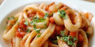 кальмары в томатном соусе