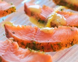 Копченая форель в укропе с горчично-лимонным соусом