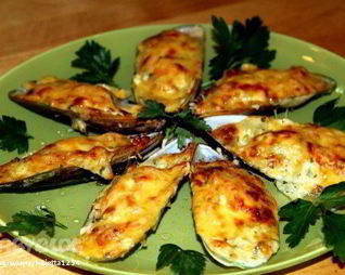 Мидии в ракушках, запеченные с сыром