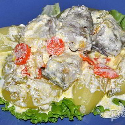 Минтай, тушенный с овощами в сливках