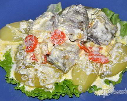 Минтай, тушенный с овощами в сливках