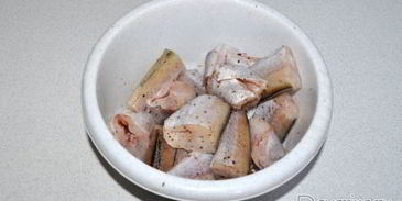 минтай, тушенный с овощами в сливках