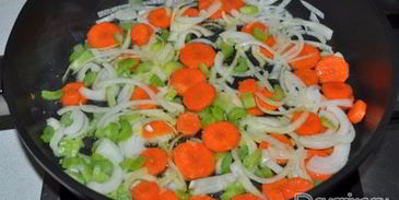 минтай, тушенный с овощами в сливках