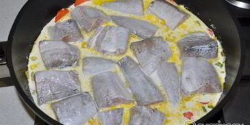 минтай, тушенный с овощами в сливках