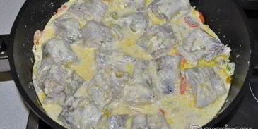 минтай, тушенный с овощами в сливках