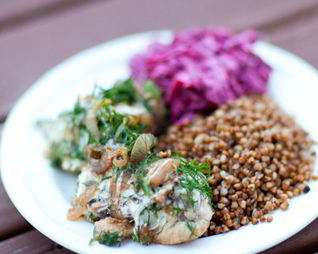 Окунь запеченный со сметаной и луком