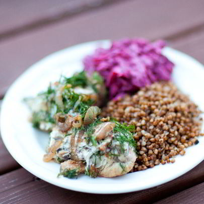 Окунь запеченный со сметаной и луком