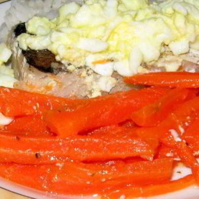 Отварная рыба под сливочно-яичным соусом