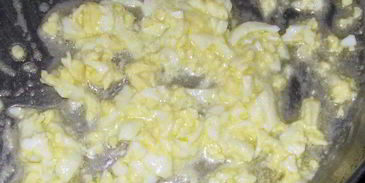 отварная рыба под сливочно-яичным соусом