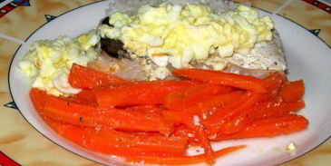 отварная рыба под сливочно-яичным соусом