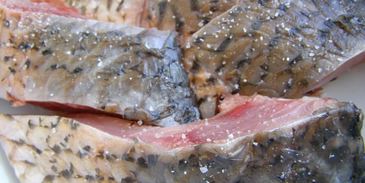 речная рыба в мультиварке с лимонами на пару