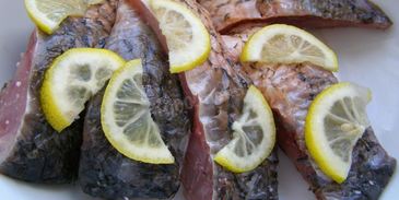 речная рыба в мультиварке с лимонами на пару