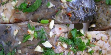 речная рыба в мультиварке с лимонами на пару