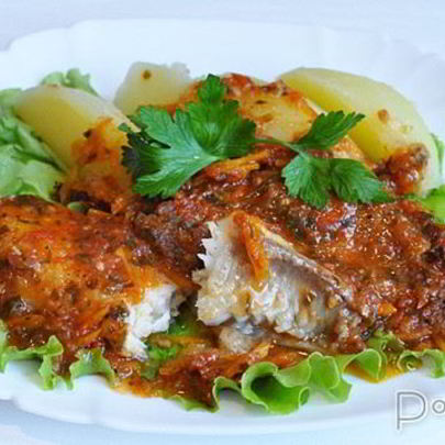 Рыба под овощным соусом