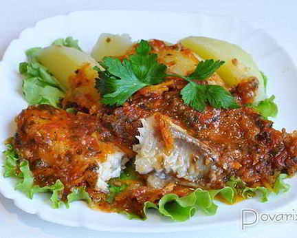 Рыба под овощным соусом