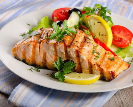 Рыба в пикантном маринаде с салатом по-тайски