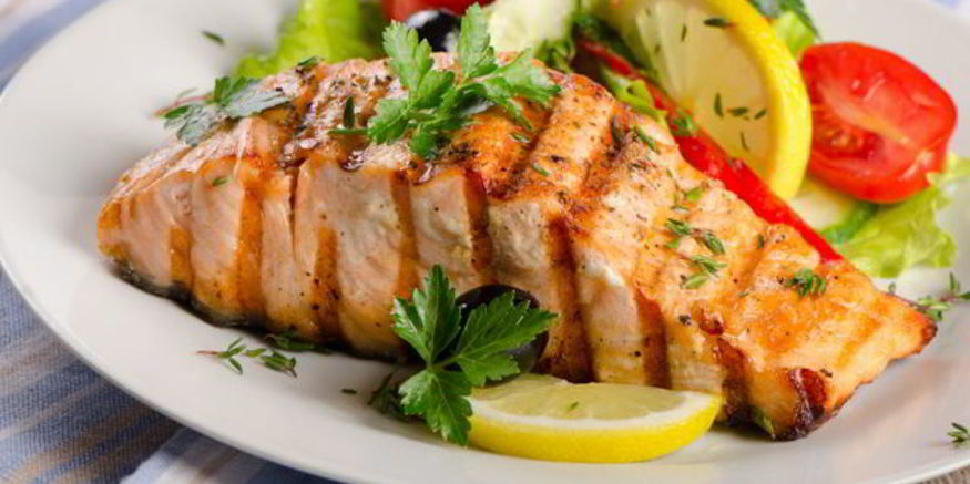 Рецепт рыбы в пикантном маринаде с салатом по-тайски