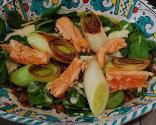 Семга с чечевицей, шпинатом и луком-пореем