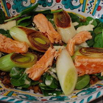 Семга с чечевицей, шпинатом и луком-пореем