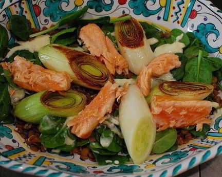 Семга с чечевицей, шпинатом и луком-пореем